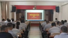 铝制家具以流利的线条勾勒出利落